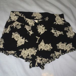 Flowy cotton shorts with white flower print